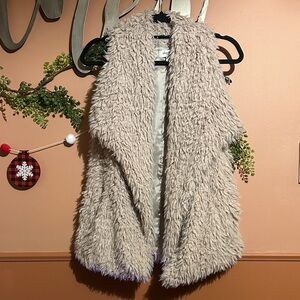 Charlotte Russe Shaggy Faux Fur Vest in Cream